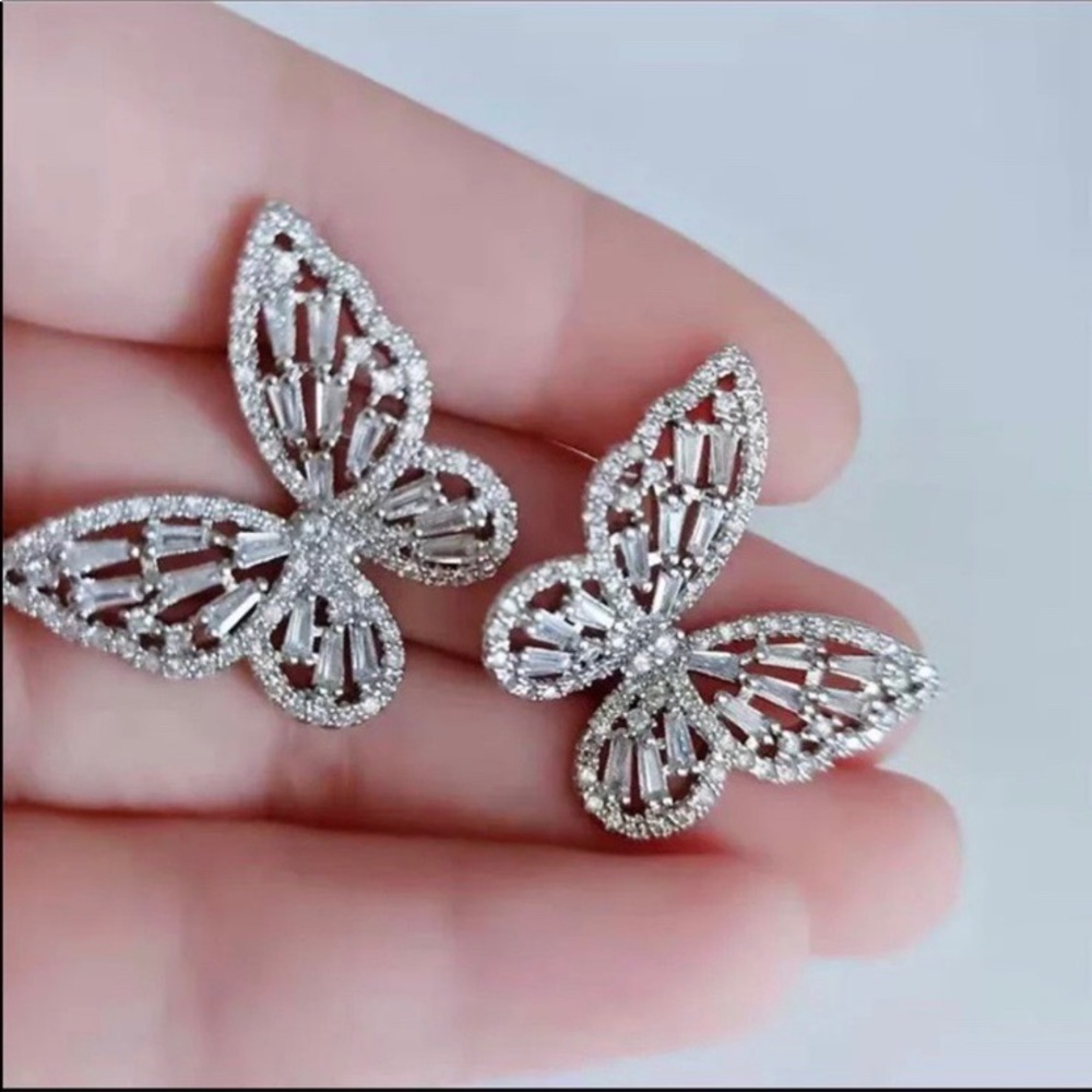 New Gorgeous Sparkly 925 Silver Butterfly Stud Ear - Picture 2 of 6